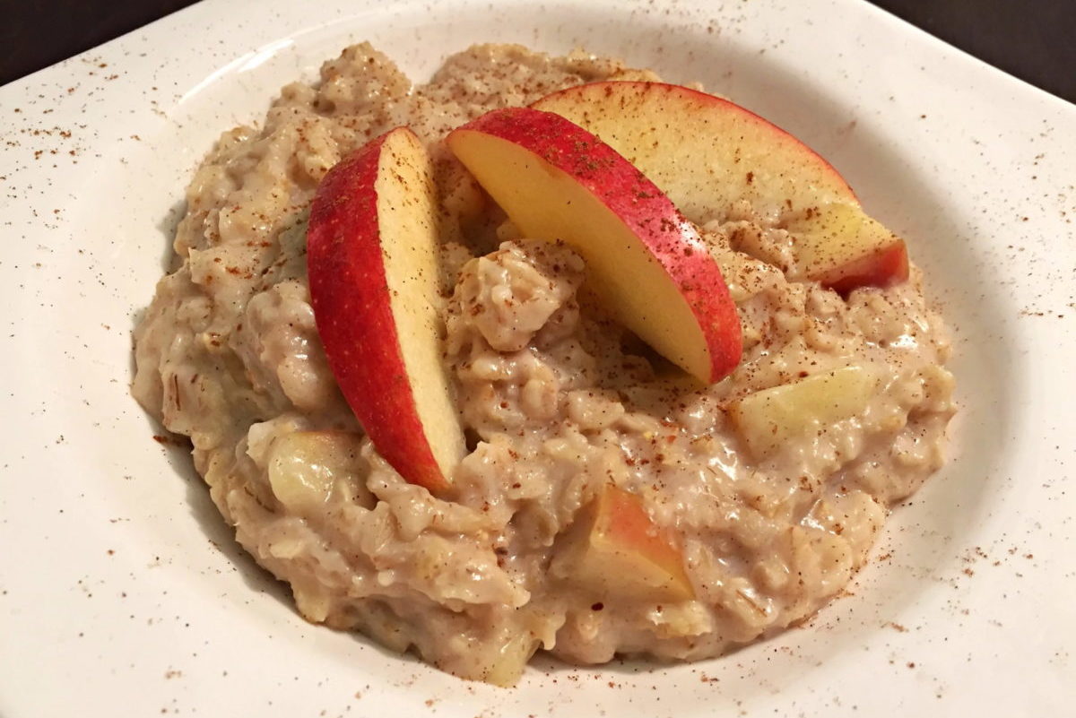 Apfel Zimt Porridge mit Nelken Apfel Zimt Porridge mit Nelken Apfelschnitze Oatmeal