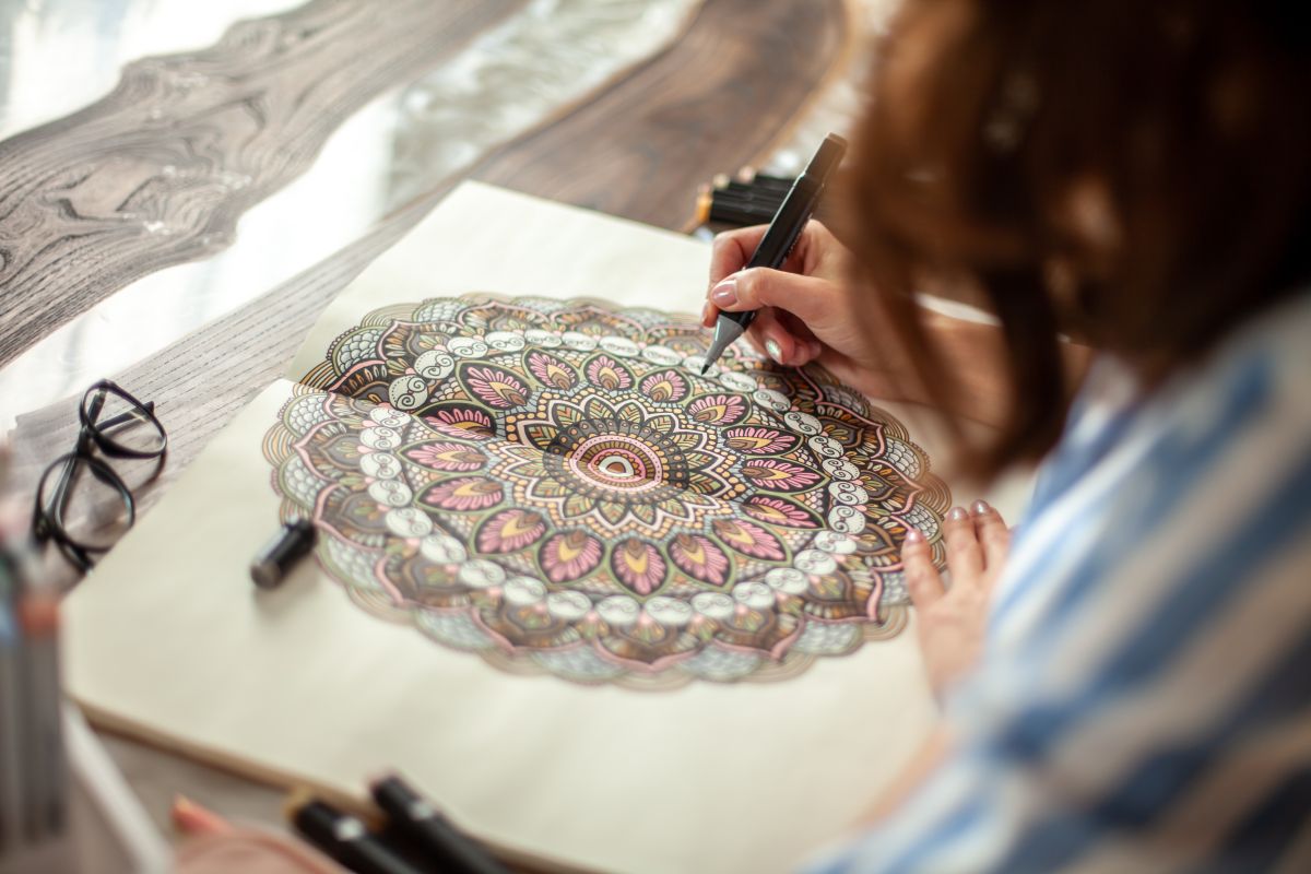 Beautiful,Well-groomed,Young,Woman,Draws,A,Circular,Mandala,Pattern,In