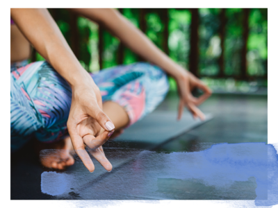 Klasse Vyana Yoga Frau im Schneidersitz